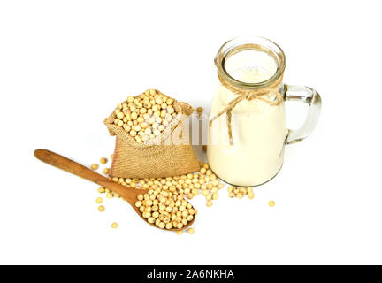 Sojabohnen auf Holzlöffel und getrocknete Sojabohnen in den Sack auf weißem Hintergrund/Sojamilch in Glas Glas für gesunde Ernährung und natürliche bean Protein isoliert Stockfoto