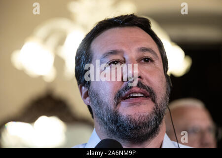 Parugia, Italien. 28 Okt, 2019. Matteo Salvini, der Führer der politischen Partei Lega an die Medien nach dem Sieg bei der Landtagswahl von Umbrien spricht Gemeinsam mit dem neu gewählten Gouverneur der Region Donatella Tesei. Credit: SOPA Images Limited/Alamy leben Nachrichten Stockfoto