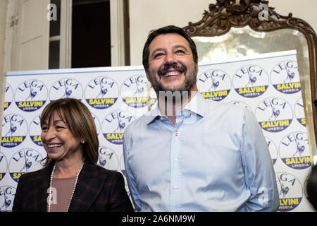 Parugia, Italien. 28 Okt, 2019. Matteo Salvini, der Führer der politischen Partei Lega spricht zu den Medien mit neu gewählten Gouverneur der Region Donatella Tesei nach dem Sieg bei der Landtagswahl von Umbrien. Credit: SOPA Images Limited/Alamy leben Nachrichten Stockfoto