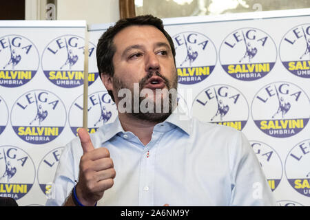 Parugia, Italien. 28 Okt, 2019. Matteo Salvini, der Führer der politischen Partei Lega an die Medien nach dem Sieg bei der Landtagswahl von Umbrien spricht Gemeinsam mit dem neu gewählten Gouverneur der Region Donatella Tesei. Credit: SOPA Images Limited/Alamy leben Nachrichten Stockfoto