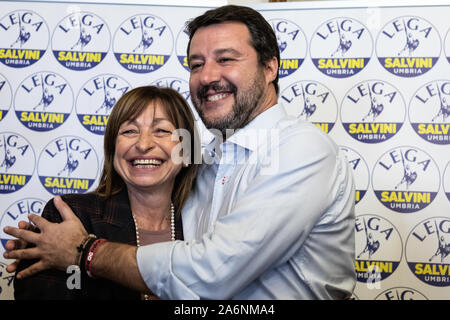 Parugia, Italien. 28 Okt, 2019. Matteo Salvini, der Führer der politischen Partei Lega spricht zu den Medien mit neu gewählten Gouverneur der Region Donatella Tesei nach dem Sieg bei der Landtagswahl von Umbrien. Credit: SOPA Images Limited/Alamy leben Nachrichten Stockfoto