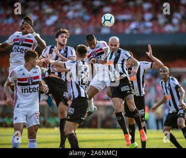 Sao Paulo, Brasilien. 27 Oktober, 2019: die Spieler an einer Ecke konkurrierenden während des Spiels zwischen Sao Paulo und Atletico. Das Spiel von Sao Paulo 2-0 gewann fand in Morumbi Stadion in Sao Paulo und war für die 28. Runde der Brasilianischen Liga als "Campeonato Brasileiro" bekannt. Stockfoto