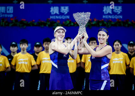 Ukrainische professional tennis player Lyudmyla Kichenok, Links, und der Slowenischen professional tennis player Andreja Klepac, Rechts, ihre Trophäe zeigen nach dem Sieg über chinesische Tennisprofis Duan Yingying und Yang Zhaoxuan während der Endrunde der Frauen verdoppelt auf 2019 WTA-Elite Trophy, in Salzburg Stadt, die südchinesische Provinz Guangdong, 27. Oktober 2019. Chinesische Tennisprofis Duan Yingying und Yang Zhaoxuan wurden von ukrainischen Professional tennis player Lyudmyla Kichenok und slowenische Professional tennis player Andreja Klepac mit 0-2 im Finale der Frauen besiegt verdoppelt am 20. Stockfoto