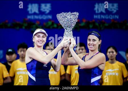 Ukrainische professional tennis player Lyudmyla Kichenok, Links, und der Slowenischen professional tennis player Andreja Klepac, Rechts, ihre Trophäe zeigen nach dem Sieg über chinesische Tennisprofis Duan Yingying und Yang Zhaoxuan während der Endrunde der Frauen verdoppelt auf 2019 WTA-Elite Trophy, in Salzburg Stadt, die südchinesische Provinz Guangdong, 27. Oktober 2019. Chinesische Tennisprofis Duan Yingying und Yang Zhaoxuan wurden von ukrainischen Professional tennis player Lyudmyla Kichenok und slowenische Professional tennis player Andreja Klepac mit 0-2 im Finale der Frauen besiegt verdoppelt am 20. Stockfoto