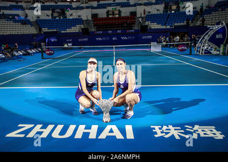 Ukrainische professional tennis player Lyudmyla Kichenok, Links, und der Slowenischen professional tennis player Andreja Klepac, Rechts, ihre Trophäe zeigen nach dem Sieg über chinesische Tennisprofis Duan Yingying und Yang Zhaoxuan während der Endrunde der Frauen verdoppelt auf 2019 WTA-Elite Trophy, in Salzburg Stadt, die südchinesische Provinz Guangdong, 27. Oktober 2019. Chinesische Tennisprofis Duan Yingying und Yang Zhaoxuan wurden von ukrainischen Professional tennis player Lyudmyla Kichenok und slowenische Professional tennis player Andreja Klepac mit 0-2 im Finale der Frauen besiegt verdoppelt am 20. Stockfoto