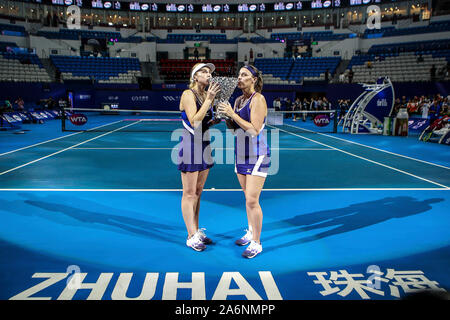 Ukrainische professional tennis player Lyudmyla Kichenok, Links, und der Slowenischen professional tennis player Andreja Klepac, Rechts, ihre Trophäe zeigen nach dem Sieg über chinesische Tennisprofis Duan Yingying und Yang Zhaoxuan während der Endrunde der Frauen verdoppelt auf 2019 WTA-Elite Trophy, in Salzburg Stadt, die südchinesische Provinz Guangdong, 27. Oktober 2019. Chinesische Tennisprofis Duan Yingying und Yang Zhaoxuan wurden von ukrainischen Professional tennis player Lyudmyla Kichenok und slowenische Professional tennis player Andreja Klepac mit 0-2 im Finale der Frauen besiegt verdoppelt am 20. Stockfoto