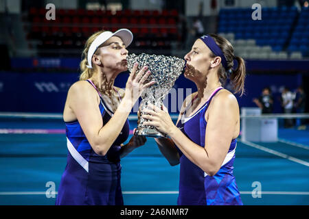 Ukrainische professional tennis player Lyudmyla Kichenok, Links, und der Slowenischen professional tennis player Andreja Klepac, Rechts, ihre Trophäe zeigen nach dem Sieg über chinesische Tennisprofis Duan Yingying und Yang Zhaoxuan während der Endrunde der Frauen verdoppelt auf 2019 WTA-Elite Trophy, in Salzburg Stadt, die südchinesische Provinz Guangdong, 27. Oktober 2019. Chinesische Tennisprofis Duan Yingying und Yang Zhaoxuan wurden von ukrainischen Professional tennis player Lyudmyla Kichenok und slowenische Professional tennis player Andreja Klepac mit 0-2 im Finale der Frauen besiegt verdoppelt am 20. Stockfoto