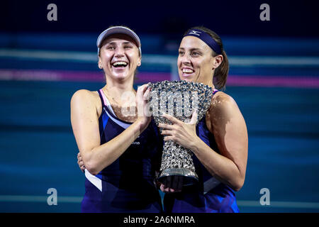 Ukrainische professional tennis player Lyudmyla Kichenok, Links, und der Slowenischen professional tennis player Andreja Klepac, Rechts, ihre Trophäe zeigen nach dem Sieg über chinesische Tennisprofis Duan Yingying und Yang Zhaoxuan während der Endrunde der Frauen verdoppelt auf 2019 WTA-Elite Trophy, in Salzburg Stadt, die südchinesische Provinz Guangdong, 27. Oktober 2019. Chinesische Tennisprofis Duan Yingying und Yang Zhaoxuan wurden von ukrainischen Professional tennis player Lyudmyla Kichenok und slowenische Professional tennis player Andreja Klepac mit 0-2 im Finale der Frauen besiegt verdoppelt am 20. Stockfoto