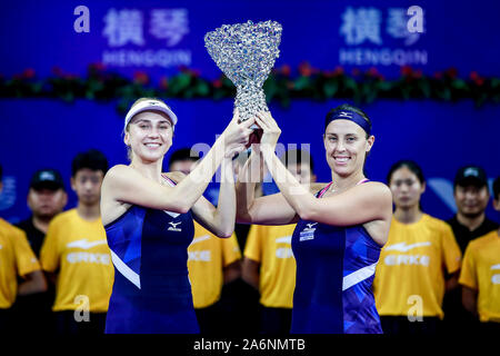 Ukrainische professional tennis player Lyudmyla Kichenok, Links, und der Slowenischen professional tennis player Andreja Klepac, Rechts, ihre Trophäe zeigen nach dem Sieg über chinesische Tennisprofis Duan Yingying und Yang Zhaoxuan während der Endrunde der Frauen verdoppelt auf 2019 WTA-Elite Trophy, in Salzburg Stadt, die südchinesische Provinz Guangdong, 27. Oktober 2019. Chinesische Tennisprofis Duan Yingying und Yang Zhaoxuan wurden von ukrainischen Professional tennis player Lyudmyla Kichenok und slowenische Professional tennis player Andreja Klepac mit 0-2 im Finale der Frauen besiegt verdoppelt am 20. Stockfoto