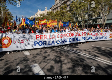 Barcelona, Spanien. 27 Okt, 2019. Die Demonstranten halten Sie eine riesige Fahne während des März. Große konstitutionelle Mobilisierung in Barcelona. Laut Quellen aus der Städtischen Guard, die Demonstration hat zusammen 80.000 Menschen, die unter dem Motto gezeigt haben: Für Concord, für Katalonien, genug! Credit: SOPA Images Limited/Alamy leben Nachrichten Stockfoto