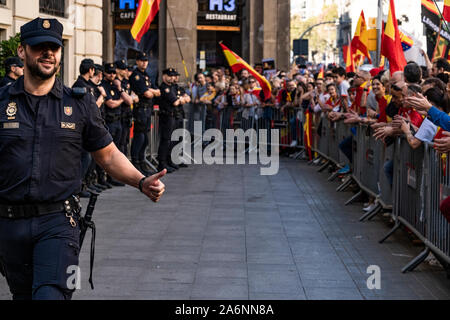 Barcelona, Spanien. 27 Okt, 2019. Ein Vertreter der Nationalen Polizei begrüßte die Demonstranten während der Demonstration. Große konstitutionelle Mobilisierung in Barcelona. Laut Quellen aus der Städtischen Guard, die Demonstration hat zusammen 80.000 Menschen, die unter dem Motto gezeigt haben: Für Concord, für Katalonien, genug! Credit: SOPA Images Limited/Alamy leben Nachrichten Stockfoto