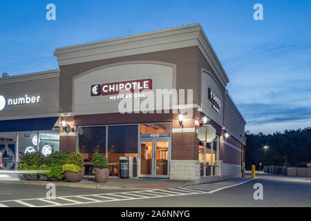 New Hartford, New York - May 18, 2019: Nachtansicht der Chipotle Restaurant, Chipotle ist eine US-amerikanische Fast-Food-Marke spezialisiert auf Grill & mexikanisches Essen. Stockfoto