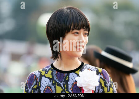 Tokio, Japan. 27 Okt, 2019. Die japanische Schauspielerin Mitsuki Takahata besucht eine Zeremonie des Tenno Sho (Herbst) an der Tokyo Racecourse in Tokio, Japan. Quelle: Lba Co.Ltd./Alamy leben Nachrichten Stockfoto