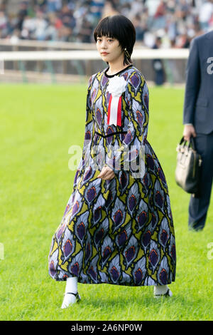 Tokio, Japan. 27 Okt, 2019. Die japanische Schauspielerin Mitsuki Takahata besucht eine Zeremonie des Tenno Sho (Herbst) an der Tokyo Racecourse in Tokio, Japan. Quelle: Lba Co.Ltd./Alamy leben Nachrichten Stockfoto