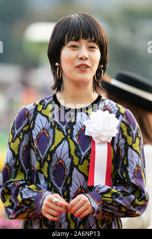 Tokio, Japan. 27 Okt, 2019. Die japanische Schauspielerin Mitsuki Takahata besucht eine Zeremonie des Tenno Sho (Herbst) an der Tokyo Racecourse in Tokio, Japan. Quelle: Lba Co.Ltd./Alamy leben Nachrichten Stockfoto