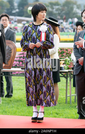 Tokio, Japan. 27 Okt, 2019. Die japanische Schauspielerin Mitsuki Takahata besucht eine Zeremonie des Tenno Sho (Herbst) an der Tokyo Racecourse in Tokio, Japan. Quelle: Lba Co.Ltd./Alamy leben Nachrichten Stockfoto