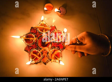 Kolkata, Indien. 27 Okt, 2019. Erde Lampe gesehen werden mit Öl während das Diwali-fest eingerichtet. Deepavali oder dipavali ist ein vier-fünf ganztägigen Festival der Lichter, die von Hindus in jedem Herbst auf der ganzen Welt gefeiert wird. Credit: SOPA Images Limited/Alamy leben Nachrichten Stockfoto