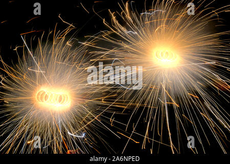 Kolkata, Indien. 26 Okt, 2019. Ein Fire Crackers namens Allgemeine Rad während das Diwali-fest. Deepavali oder dipavali gesehen ist ein vier-fünf ganztägigen Festival der Lichter, die von Hindus in jedem Herbst auf der ganzen Welt gefeiert wird. Credit: SOPA Images Limited/Alamy leben Nachrichten Stockfoto