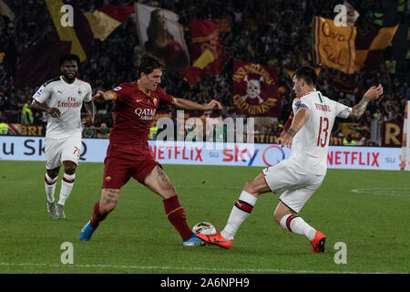 Rom, Italien. 27 Okt, 2019. Nicolò Zanilo von AS Roma und Alessio Romagnoli von AC Mailand sind in der Tätigkeit während der italienischen Serie A Fußballspiel zwischen AS Roma und AC Mailand im Olympiastadion in Rom (Endergebnis gesehen; als Roma 2:1 AC Mailand) Credit: SOPA Images Limited/Alamy leben Nachrichten Stockfoto