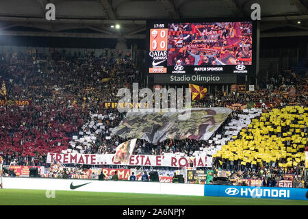 Rom, Italien. 27 Okt, 2019. Als Roma Unterstützer während der italienischen Serie A Fußballspiel zwischen AS Roma und AC Mailand im Olympiastadion in Rom (Endergebnis gesehen; als Roma 2:1 AC Mailand) Credit: SOPA Images Limited/Alamy leben Nachrichten Stockfoto