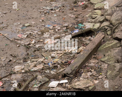 Müll gewaschen an Land bei Ebbe Stockfoto