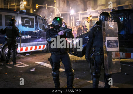 Barcelona, Spanien. 26 Okt, 2019. Katalanischen Polizisten stehen in der Demonstration. Tausende von pro-unabhängigkeit Demonstranten aus Katalonien vor der nationalen Polizei in einem Akt des Protests, die symbolisch den Riot Kugeln an die nationale Polizei gesammelt haben. Schließlich den Protest mit schweren, Polizei, die es geschafft haben, die Demonstranten zu lösen. Credit: SOPA Images Limited/Alamy leben Nachrichten Stockfoto