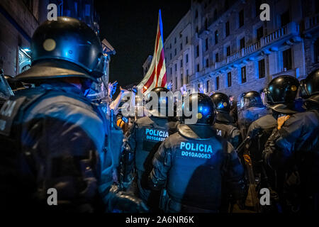 Barcelona, Spanien. 26 Okt, 2019. Polizisten konfrontieren Demonstranten während der Demonstration. Tausende von pro-unabhängigkeit Demonstranten aus Katalonien vor der nationalen Polizei in einem Akt des Protests, die symbolisch den Riot Kugeln an die nationale Polizei gesammelt haben. Schließlich den Protest mit schweren, Polizei, die es geschafft haben, die Demonstranten zu lösen. Credit: SOPA Images Limited/Alamy leben Nachrichten Stockfoto