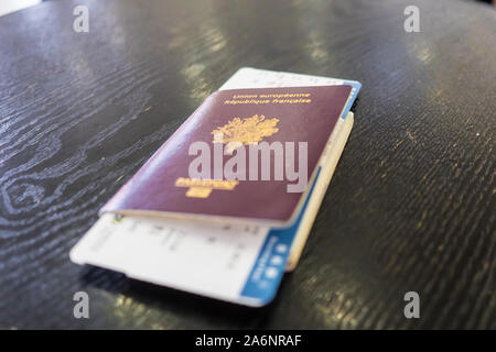 Teilweise entgratet französischen Pass auf Tabelle mit dem Flugzeug Boarding Pass, dieser touristischen in eine Reise wird Stockfoto