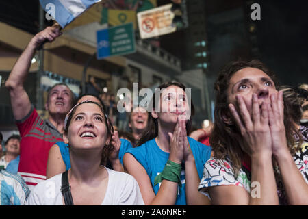 Stadt Buenos Aires, Buenos Aires, Argentinien. 27 Okt, 2019. INT. WorldNews. Oktober 27, 2019. Stadt Buenos Aires, Argentinien. - Anhänger der Frente de Todos feiern gewinnen vor dem Bunker in der Stadt Buenos Aires, Argentinien, am 27. Oktober 2019. Alberto Fernandez wird der nächste Präsident werden von Argentinien. Credit: Julieta Ferrario/ZUMA Draht/Alamy leben Nachrichten Stockfoto