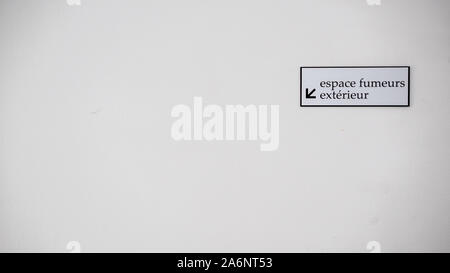 Raucherbereich im Freien Zeichen in französischen Krankenhäusern, Le Mans, Frankreich 22-8-19 Stockfoto