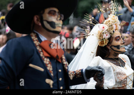 Mexiko City, Mexiko. 26 Okt, 2019. Eine Frau, gekleidet wie eine Braut, die sich in der Parade während der catrina Festival begleitet wird. Tausende von Menschen auf den Straßen von Mexiko Stadt die Prozession der Catrinas zu beobachten. Catrina ist ein weibliches Skelett mit einem großen Hut, oft aus Federn. Die Abbildung ist auf einen Charakter erstellt, die in den frühen 1900s des Künstlers José Guadalupe Posada und dann neu erfunden von Diego Rivera. Credit: SOPA Images Limited/Alamy leben Nachrichten Stockfoto