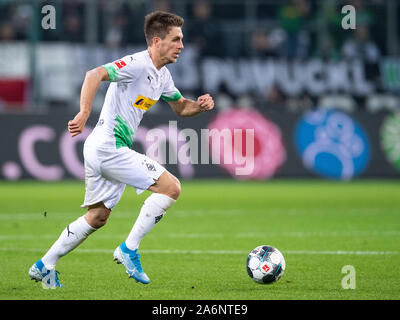 27. Oktober 2019, Nordrhein-Westfalen, Mönchengladbach: Fußball: Bundesliga, Borussia Mönchengladbach - Eintracht Frankfurt 9 Spieltag im Borussia-Park. Gladbach ist Patrick Herrmann spielt den Ball. Foto: Marius Becker/dpa - WICHTIGER HINWEIS: In Übereinstimmung mit den Anforderungen der DFL Deutsche Fußball Liga oder der DFB Deutscher Fußball-Bund ist es untersagt, zu verwenden oder verwendet Fotos im Stadion und/oder das Spiel in Form von Bildern und/oder Videos - wie Foto Sequenzen getroffen haben. Stockfoto