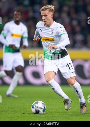 27. Oktober 2019, Nordrhein-Westfalen, Mönchengladbach: Fußball: Bundesliga, Borussia Mönchengladbach - Eintracht Frankfurt 9 Spieltag im Borussia-Park. Gladbach Oscar Wendt spielt den Ball. Foto: Marius Becker/dpa - WICHTIGER HINWEIS: In Übereinstimmung mit den Anforderungen der DFL Deutsche Fußball Liga oder der DFB Deutscher Fußball-Bund ist es untersagt, zu verwenden oder verwendet Fotos im Stadion und/oder das Spiel in Form von Bildern und/oder Videos - wie Foto Sequenzen getroffen haben. Stockfoto