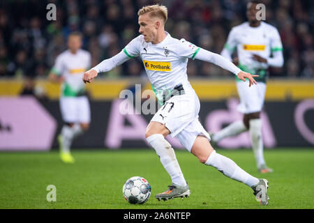 27. Oktober 2019, Nordrhein-Westfalen, Mönchengladbach: Fußball: Bundesliga, Borussia Mönchengladbach - Eintracht Frankfurt 9 Spieltag im Borussia-Park. Gladbach Oscar Wendt spielt den Ball. Foto: Marius Becker/dpa - WICHTIGER HINWEIS: In Übereinstimmung mit den Anforderungen der DFL Deutsche Fußball Liga oder der DFB Deutscher Fußball-Bund ist es untersagt, zu verwenden oder verwendet Fotos im Stadion und/oder das Spiel in Form von Bildern und/oder Videos - wie Foto Sequenzen getroffen haben. Stockfoto