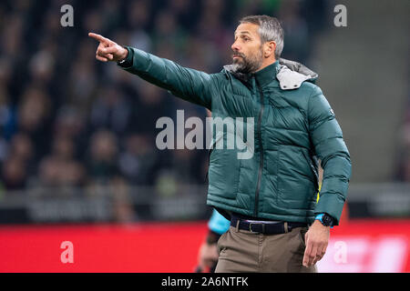 27. Oktober 2019, Nordrhein-Westfalen, Mönchengladbach: Fußball: Bundesliga, Borussia Mönchengladbach - Eintracht Frankfurt 9 Spieltag im Borussia-Park. Gladbach's Coach Marco Rose Gesten auf der Seitenlinie. Foto: Marius Becker/dpa - WICHTIGER HINWEIS: In Übereinstimmung mit den Anforderungen der DFL Deutsche Fußball Liga oder der DFB Deutscher Fußball-Bund ist es untersagt, zu verwenden oder verwendet Fotos im Stadion und/oder das Spiel in Form von Bildern und/oder Videos - wie Foto Sequenzen getroffen haben. Stockfoto