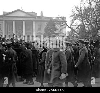 Frau Wahlrecht Bewegung - die Frau, die Suffragetten, die von der Polizei verhaftet. 1918 - Washington D.C. Stockfoto