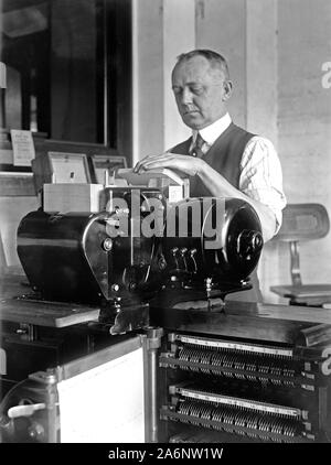 Mann bei der Arbeit beim Tabellieren Maschine an der Census Bureau Ca. 1919 Stockfoto