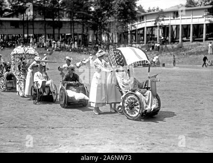 Verwundet WW ICH Soldaten in Walter Reed Krankenhaus in einem Juli 4 Rollstuhl Parade teilnehmen kann. 1919 Stockfoto