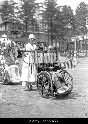 Verwundet WW ICH Soldaten in Walter Reed Krankenhaus in einem Juli 4 Rollstuhl Parade teilnehmen kann. 1919 Stockfoto