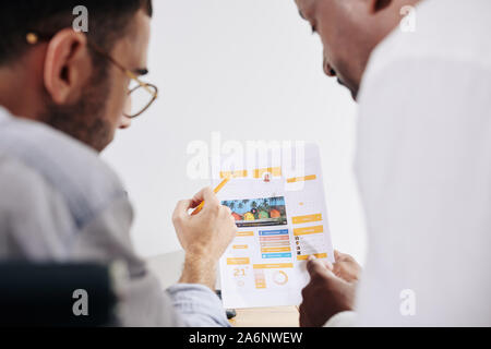 Projektleiter und UI-Designer über Design Der neue mobile Anwendung Stockfoto