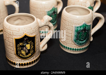 FULLERTON, LOS ANGELES, Kalifornien - 25. Oktober 2019: "Die Zauberer Beer Festival", das ist ein Harry Potter themed Party. Von Rock Star Bier gesponsert Stockfoto