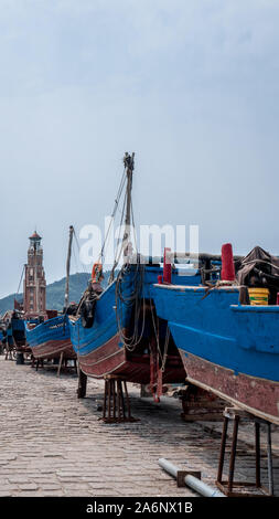 Light House und Boote warten in Dalian, China repariert werden, 22-8-19 Stockfoto