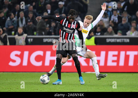 Mönchengladbach, Deutschland. 27 Okt, 2019. Danny da Costa (L) von Frankfurt Mias mit Oscar Wendt von Mönchengladbach während einer Saison 2019-2020 Bundesliga Spiel in Mönchengladbach, Deutschland, 27.10.2019. Credit: Ulrich Hufnagel/Xinhua/Alamy leben Nachrichten Stockfoto