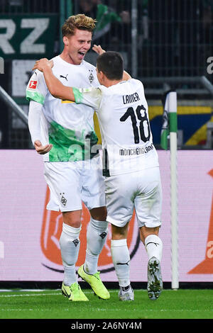 Mönchengladbach, Deutschland. 27 Okt, 2019. Nico Elvedi (L) von Mönchengladbach feiert Zählen mit Teamkollege Stefan Lainer während einer Saison 2019-2020 Bundesliga Spiel gegen Eintracht Frankfurt in Mönchengladbach, Deutschland, 27.10.2019. Credit: Ulrich Hufnagel/Xinhua/Alamy leben Nachrichten Stockfoto