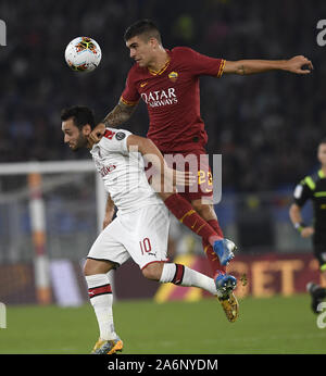 Rom, Italien. 27 Okt, 2019. Mailänder Hakan Calhanoglu (L) Mias mit Roma's GianLuca Mancini während einer Serie ein Fußballspiel in Rom, Italien, 27.10.2019. Credit: Alberto Lingria/Xinhua/Alamy leben Nachrichten Stockfoto