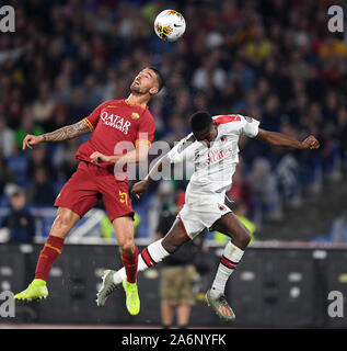 Rom, Italien. 27 Okt, 2019. Mailänder Rafael Leao (R) Mias mit Roma's Leonardo Spinazzola während einer Serie ein Fußballspiel in Rom, Italien, 27.10.2019. Credit: Alberto Lingria/Xinhua/Alamy leben Nachrichten Stockfoto