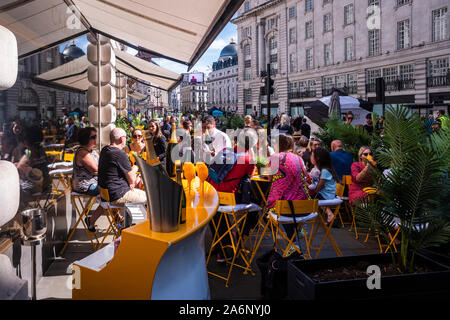 Straße als Regent Street ist für den Sommer Straßen Veranstaltung in Westminster, London, England, Großbritannien Stockfoto