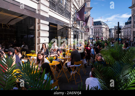 Straße als Regent Street ist für den Sommer Straßen Veranstaltung in Westminster, London, England, Großbritannien Stockfoto