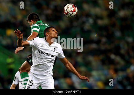 Lissabon, Portugal. 27 Okt, 2019. Victor Garcia (R) von Vitoria Guimaraes Mias mit Marcos Acuna von Sporting CP während der Portugiesischen Liga Fußballspiel in Lissabon, Portugal, 27.10.2019. Credit: Pedro Fiuza/Xinhua/Alamy leben Nachrichten Stockfoto