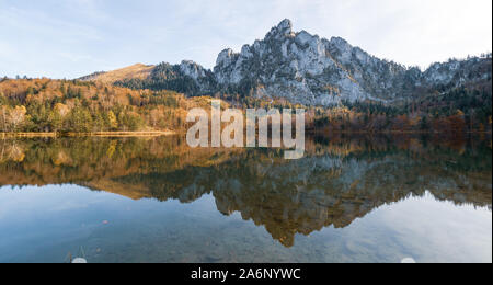 Herrliche Sicht auf den Katzenstein im kristallklaren Wasser des Laudachsee in der Nähe von Gmunden, OÖ, Austria widerspiegelt Stockfoto